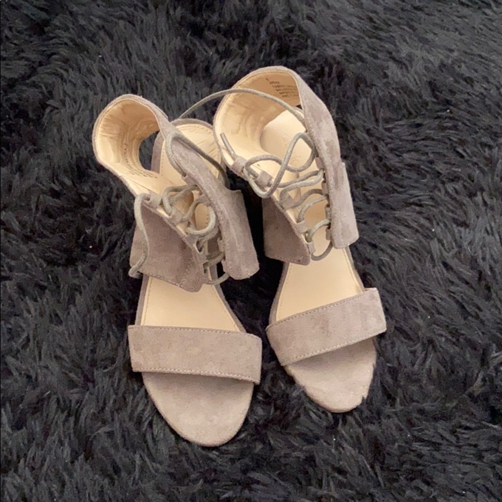 Beige/brown suede heels